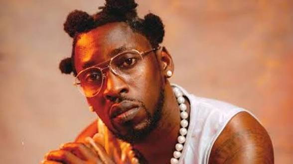 images — Singer Orezi threatens to end friendships with anyone supporting Lindsay Clancy